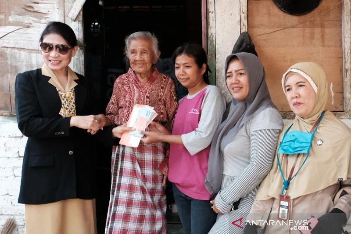 132 warga lansia di Kota Magelang terima bantuan