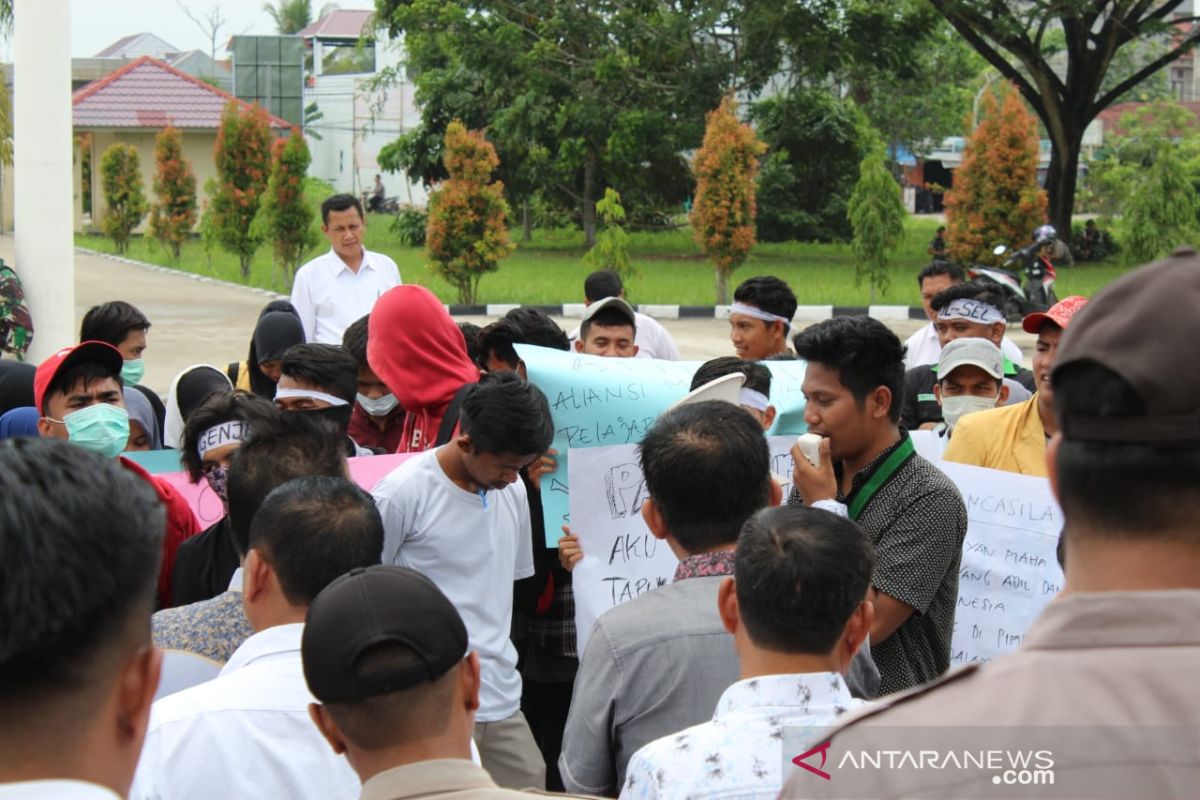 Lanjutkan aspirasi rakyat seluruh indonesia, Sejumlah mahasiswa geruduk Kantor DPRD Inhil