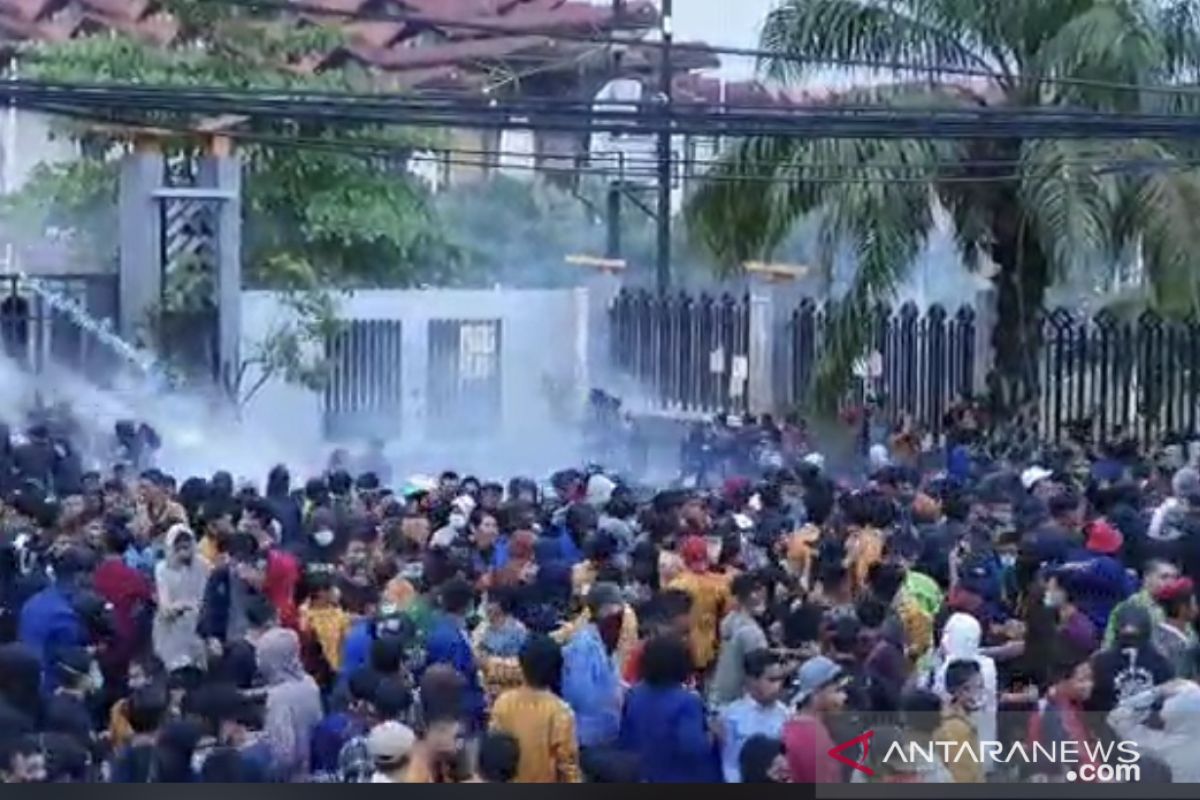 Aksi unjuk rasa mahasiswa di Samarinda kembali ricuh