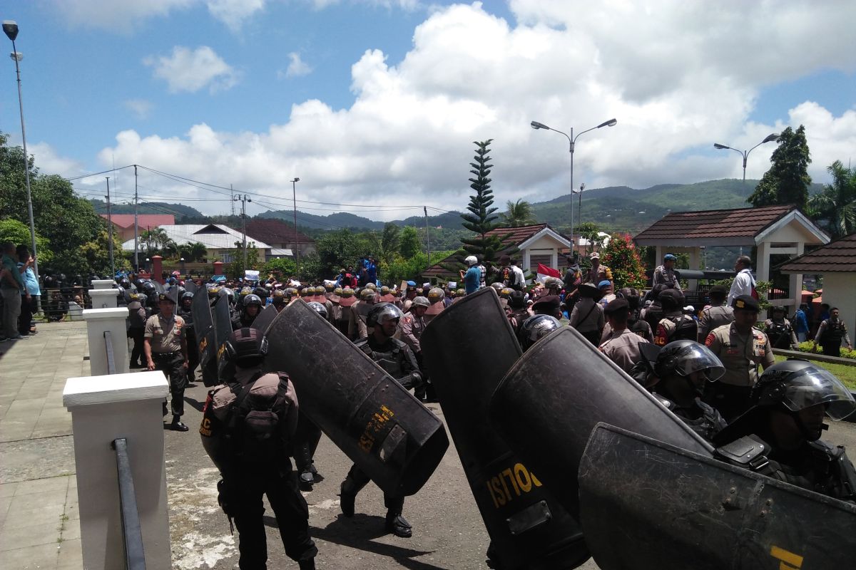 Aksi demonstrasi  mahasiswa di DPRD Maluku berlangsung kondusif