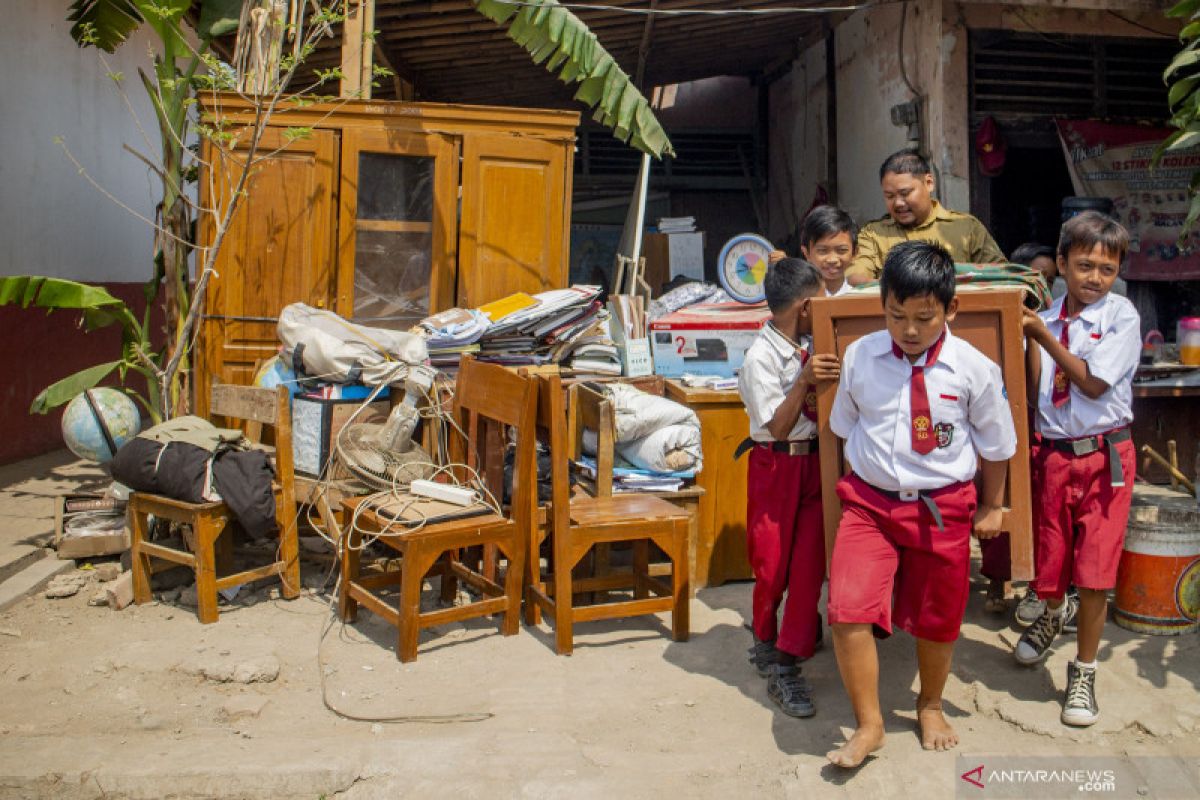 Puluhan siswa tertimpa reruntuhan bangunan sekolah saat pengajaran