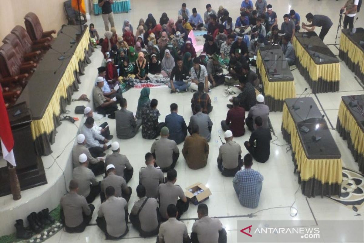 Puluhan mahasiswa Yasinan di ruang sidang DPRK Abdya