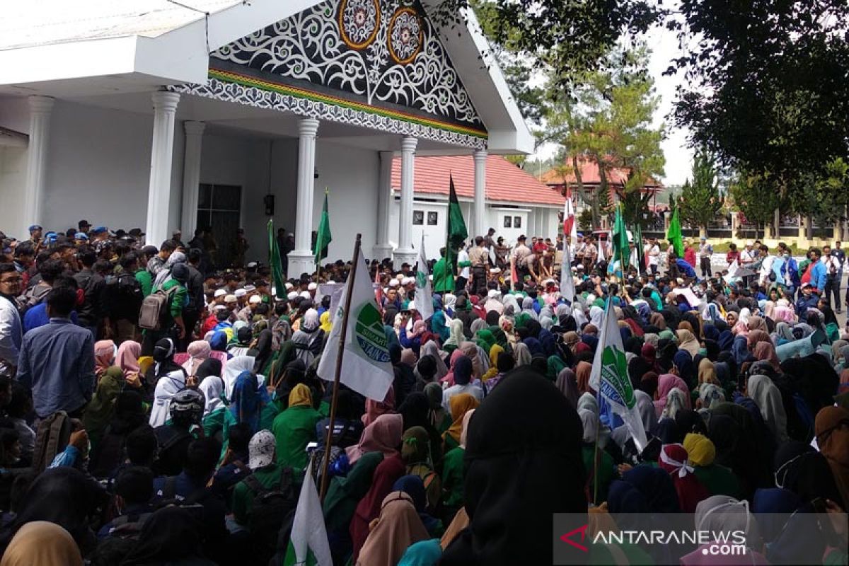 Mahasiswa Gayo demo tolak RUU di DPRK Aceh Tengah