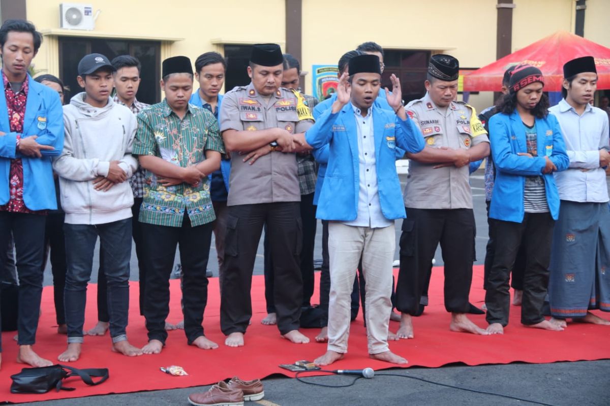 Mahasiswa-polisi Kediri doa bersama untuk korban meninggal di Kendari