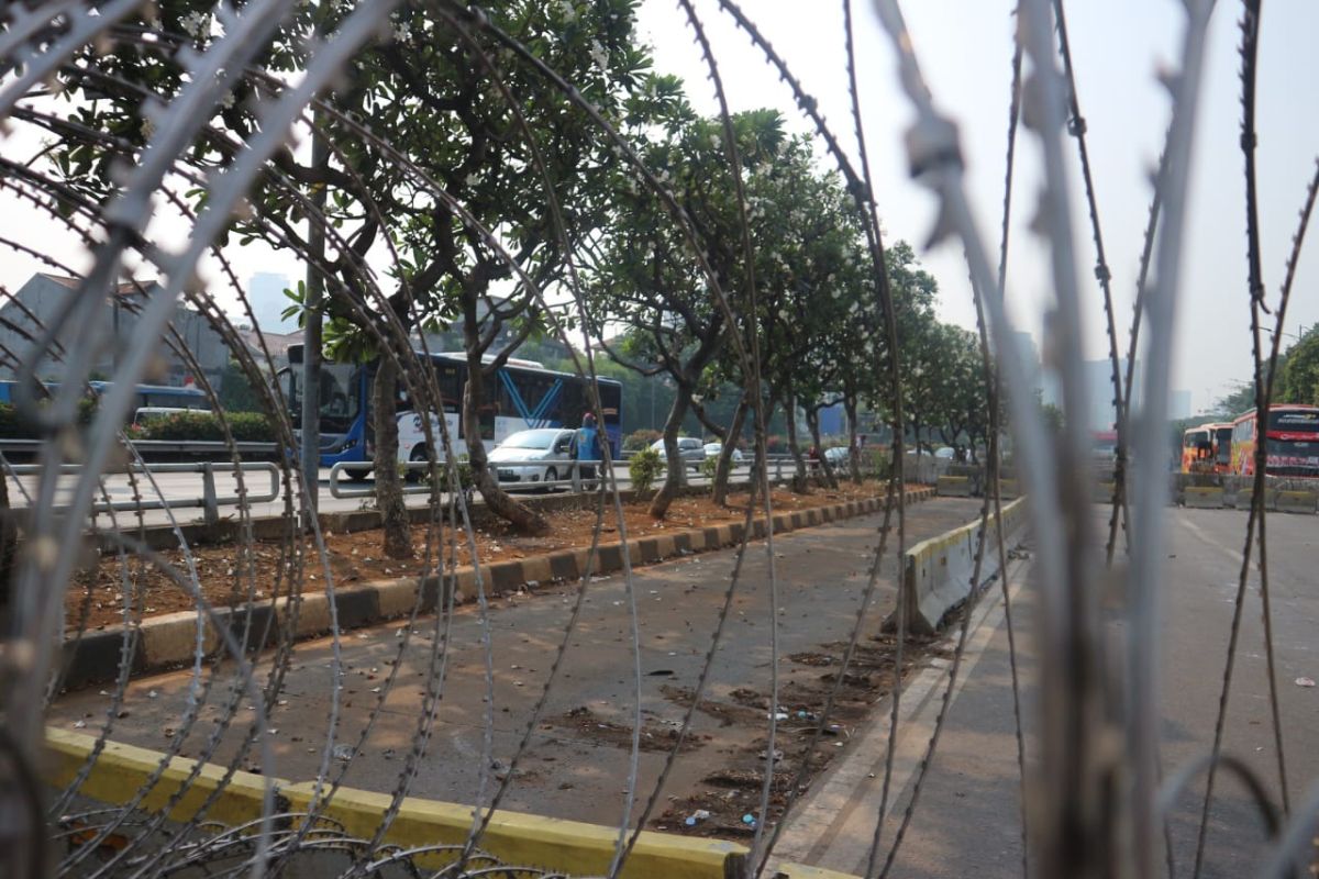 Aksi mahasiswa, polisi perketat pengamanan di depan gerbang DPR