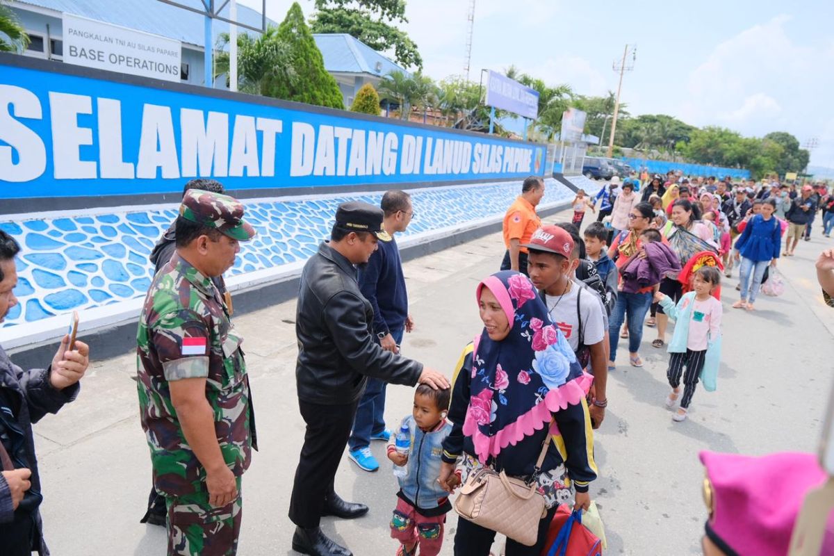 Wagub jemput langsung pengungsi Sulsel di Bandara Sentani Papua