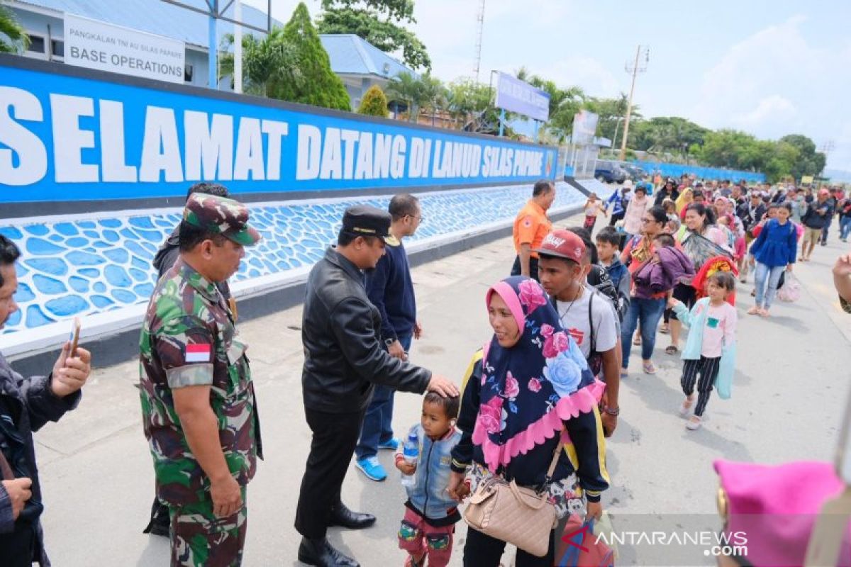 Papua Terkini- Wagub jemput pengungsi Sulsel di  Bandara Sentani