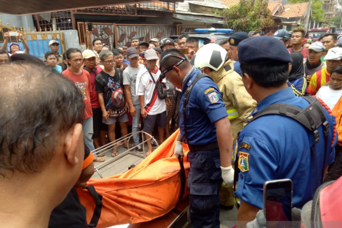 Pria tewas di kamar mandi dalam kebakaran rumah di Cengkareng