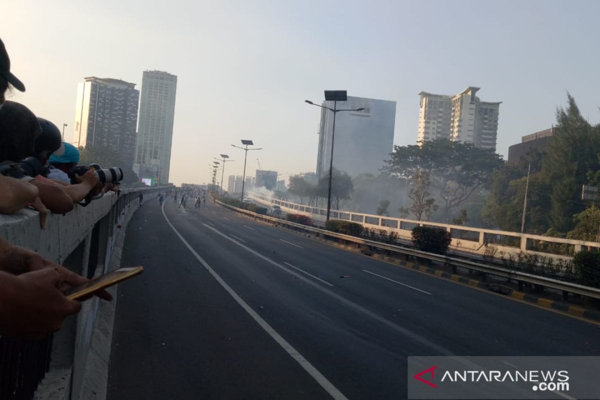 Pedemo masuk jalan tol, petugas tembakkan gas air mata