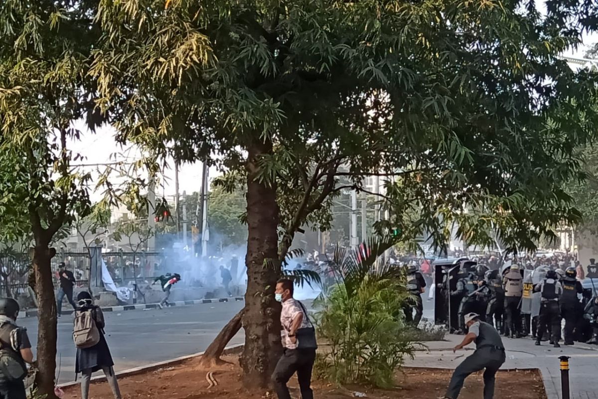 Demonstran masih bertahan di samping Gedung Parlemen di Palmerah