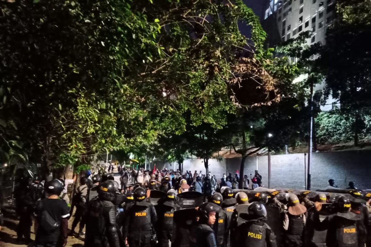 Polisi pecah konsentrasi massa di Palmerah arah Kebayoran, Jakarta