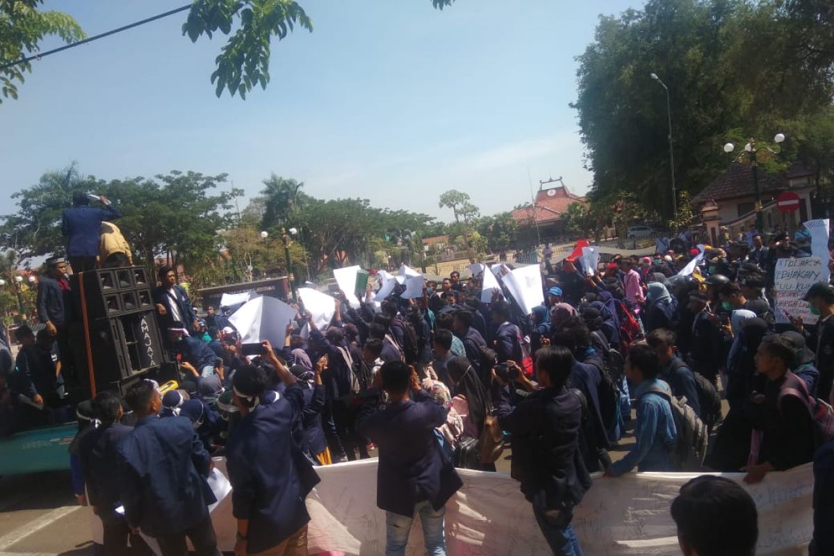 Mahasiswa Madura tuntut penguatan kelembagaan KPK