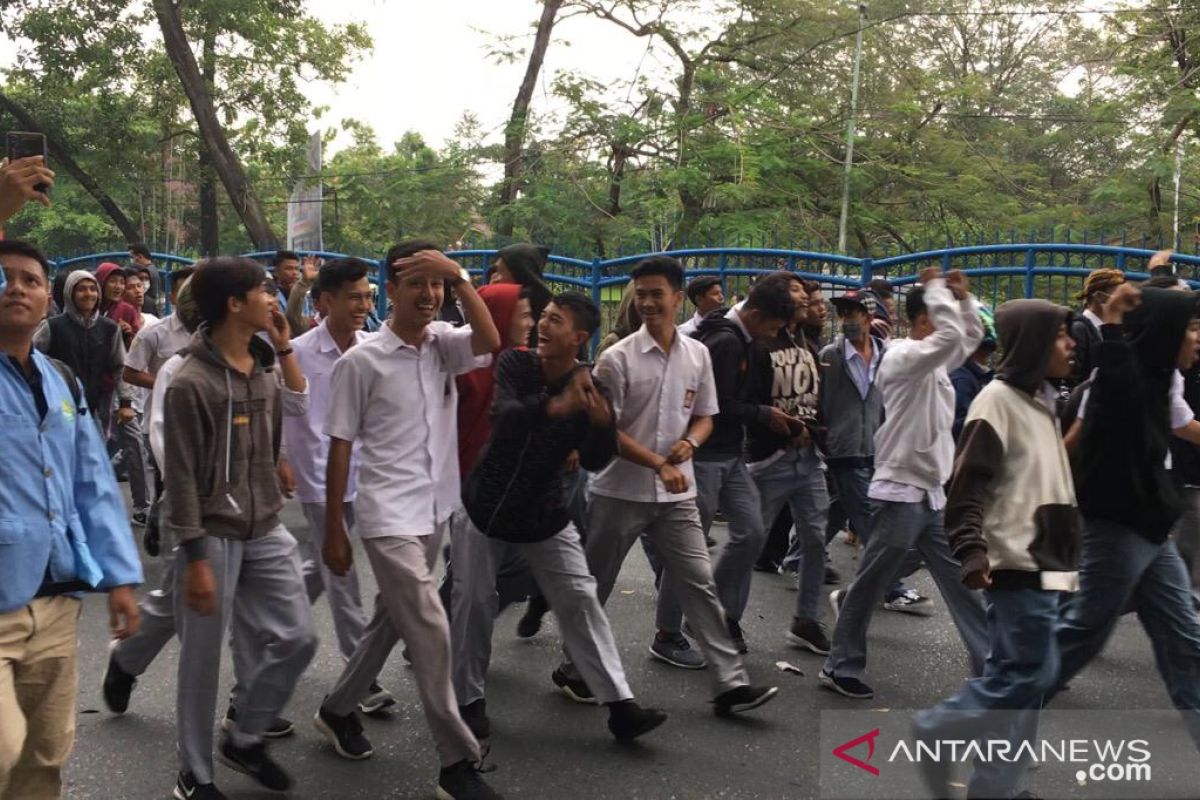 VIDEO - Siswa STM Pekanbaru yang mencoba demo dibubarkan mahasiswa