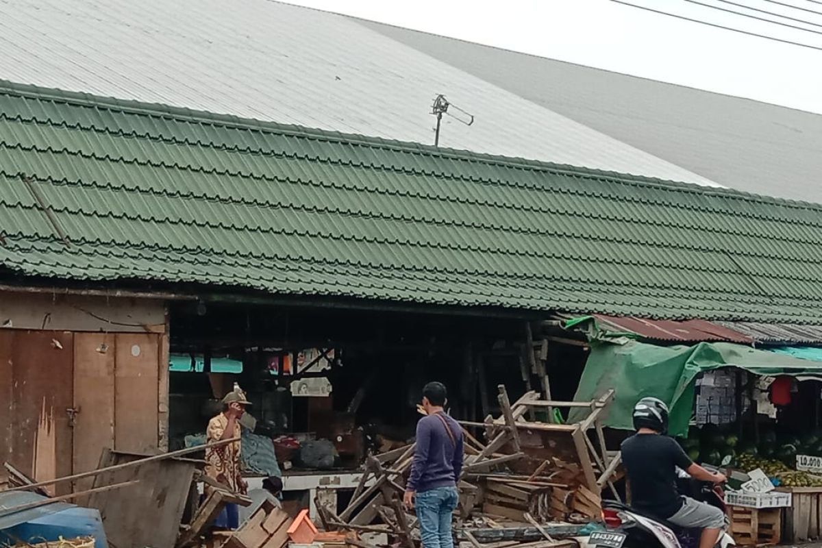 Para Pedagang buah di Pasar Dahlia Pontianak bongkar sendiri kiosnya