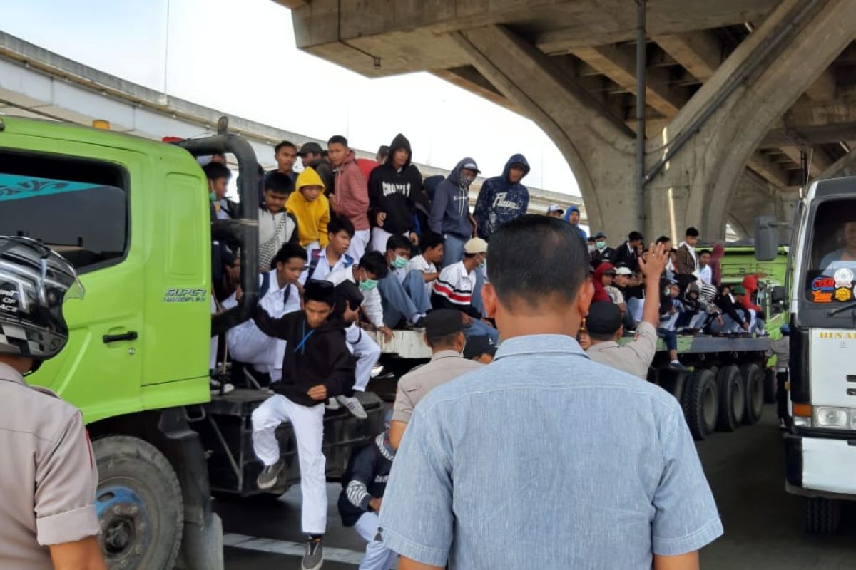 Demo DPR, Polisi cegat truk trailer pengangkut massa aksi
