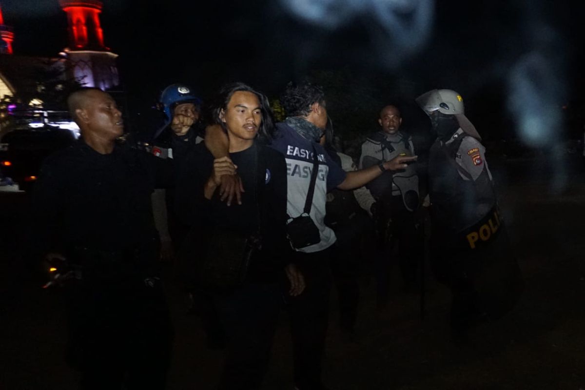26 mahasiswa dan warga pedemo depan DPRD NTB diamankan polisi
