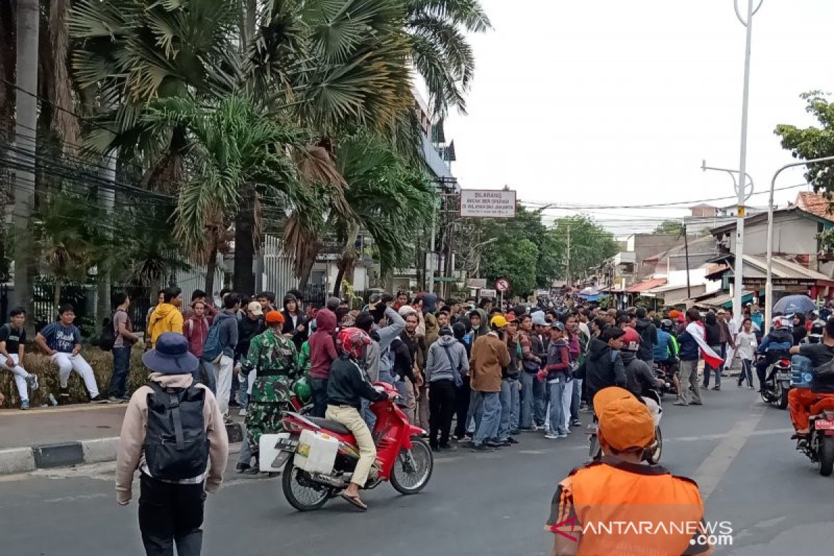 Konsentrasi massa mulai terlihat di dekat Stasiun Palmerah