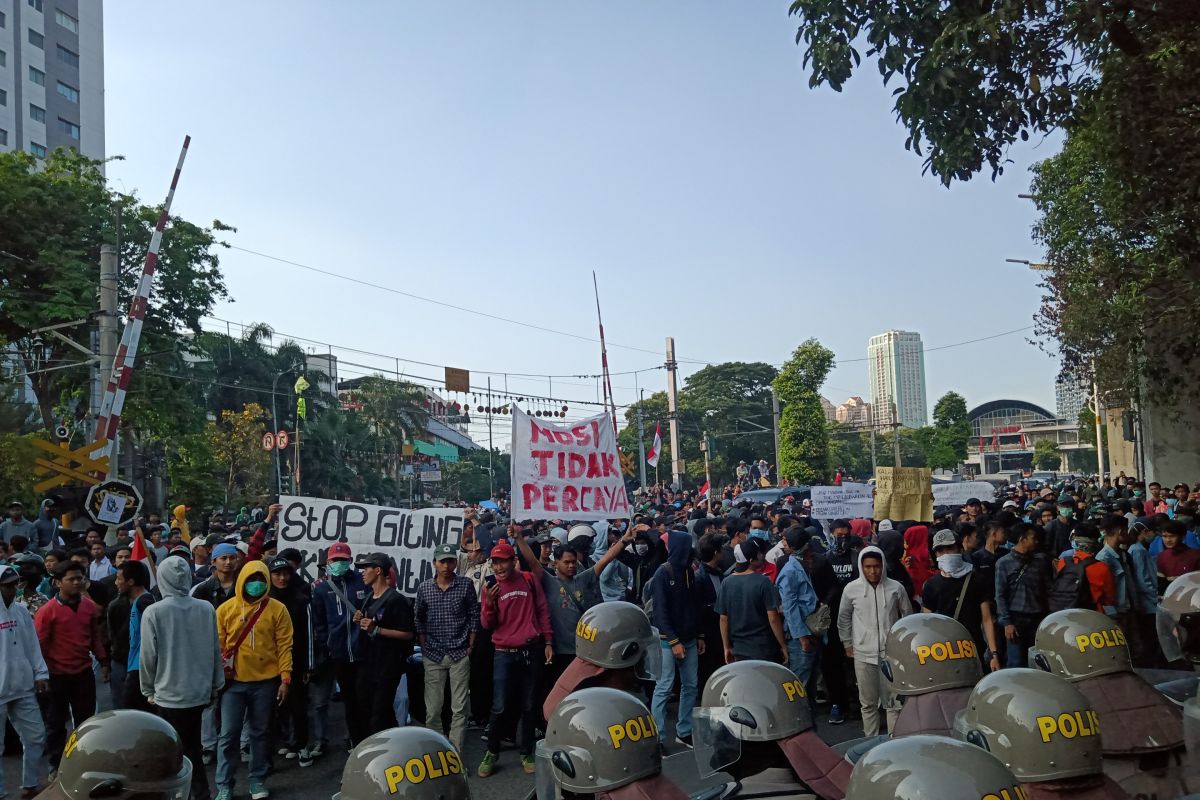 Akses jalan ditutup, massa merangsek ke belakang Gedung DPR