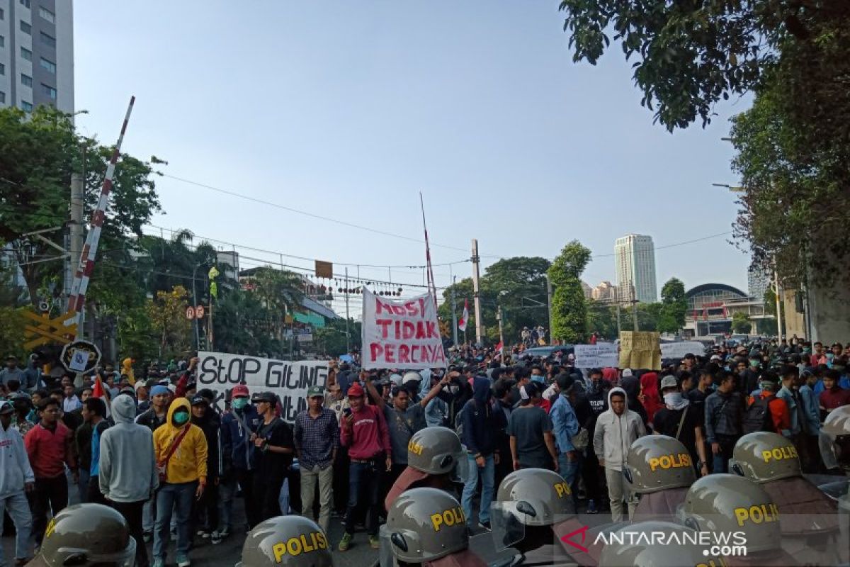 Unjuk rasa DPR, orasi serta tuntutan terus disuarakan