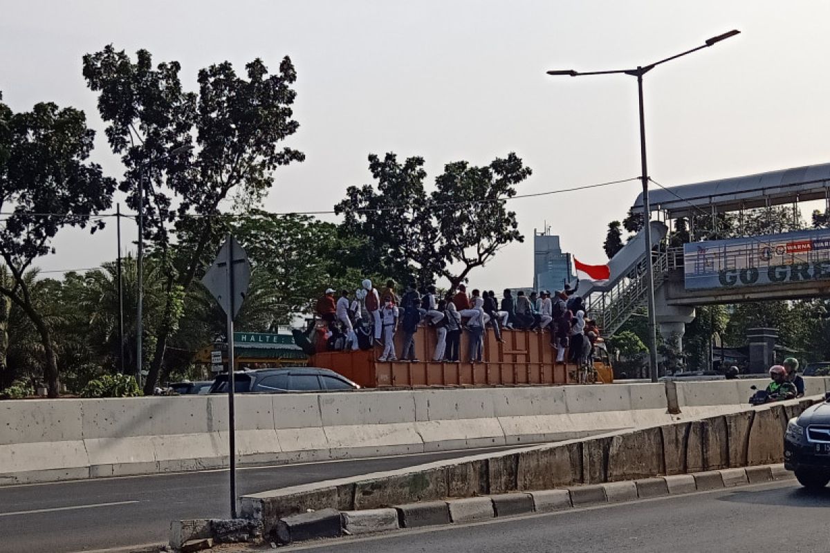 Rombongan siswa SMA menaiki truk menuju DPR