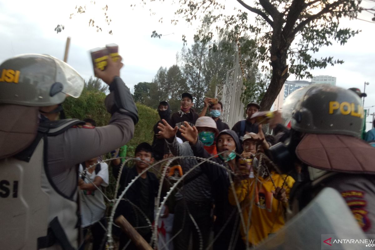 Demo DPR, polisi bagi-bagi minuman ke pedemo