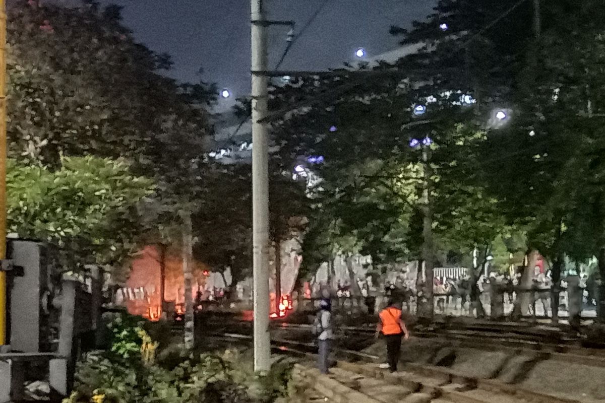Demo DPR, massa mulai aksi pembakaran di sekitar Palmerah