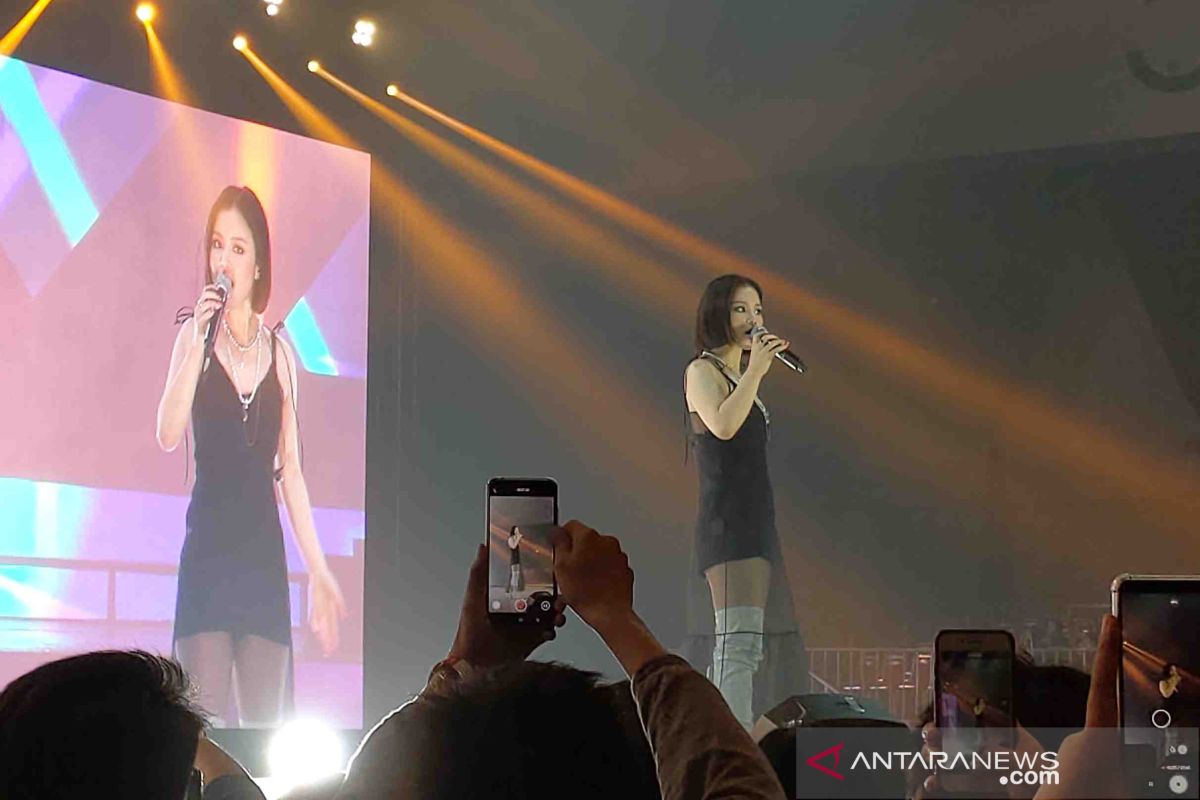 "Breath" dari Lee Hi bawa sendu sejenak di Super K-pop Festival