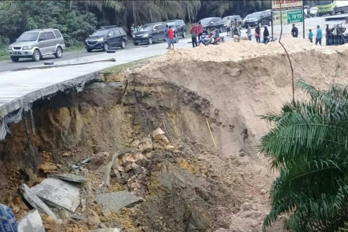 Bahu jalan di Kandis longsor, arus lalu lintas dialihkan