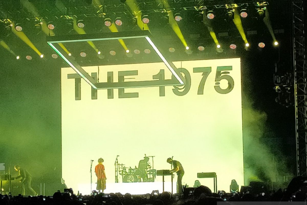 The 1975 ajak penggemar bergoyang hingga jadi "rebel" di konsernya