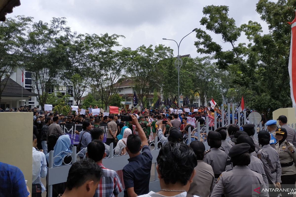 Ribuan mahasiswa di Kalbar unjuk rasa saat pelantikan wakil rakyat