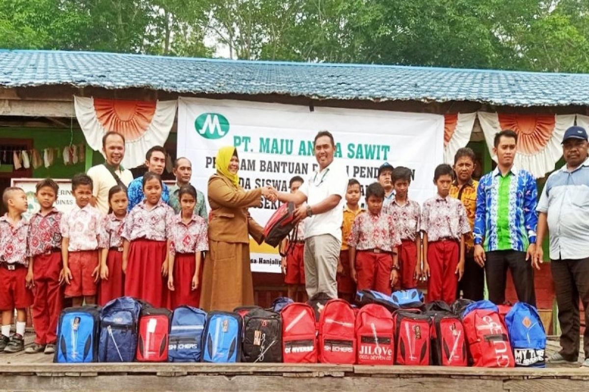 PT Maju Aneka Sawit bantu perlengkapan sekolah untuk pelajar desa sekitar perusahaan