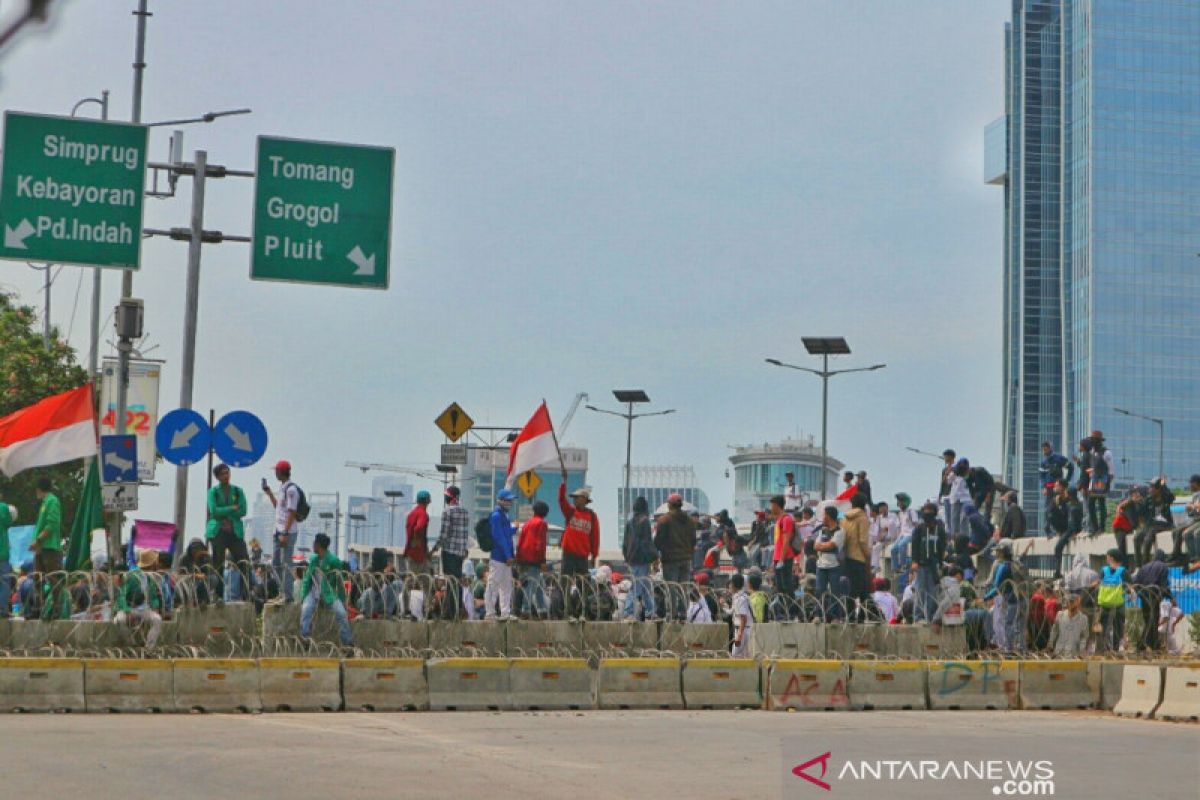 Demo DPR, massa pelajar mulai padati Flyover Slipi