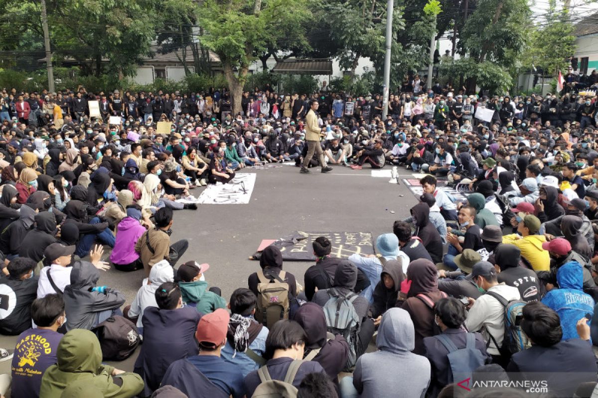 Ribuan mahasiswa kembali padati Gedung DPRD Jabar tolak RUU bermasalah