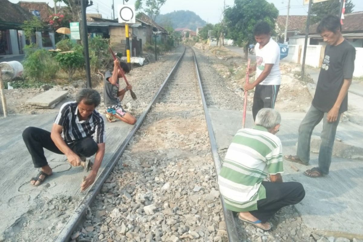 Warga dipersilakan bongkar palang besi di perlintasan kereta api