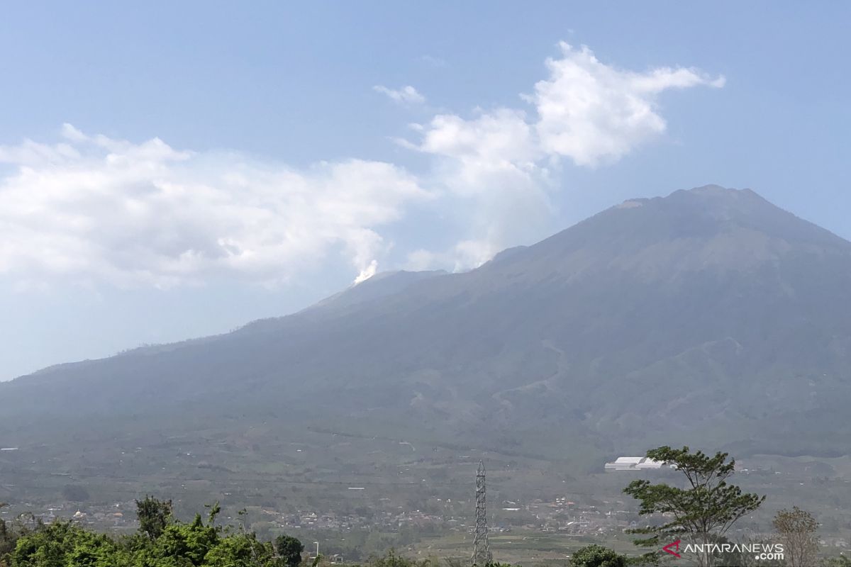 Tim gabungan berupaya padamkan api di kawasan Gunung Arjuno