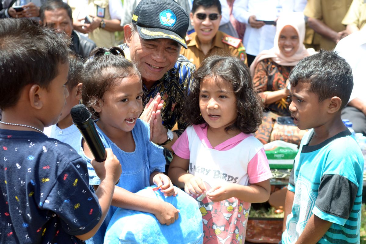 Siswa sekolah menghambur keluar ruangan saat gempa getarkan Ambon