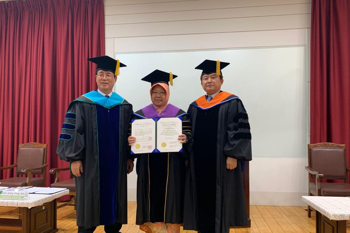 Risma dianugerahi Doktor Honoris Causa di Tongmyong Univercity Korsel