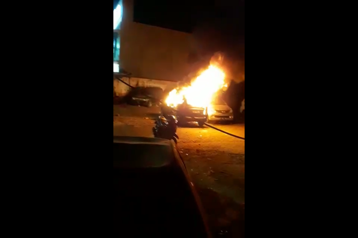 Massa bakar satu unit mobil terparkir di depan Polsek Tanah Abang