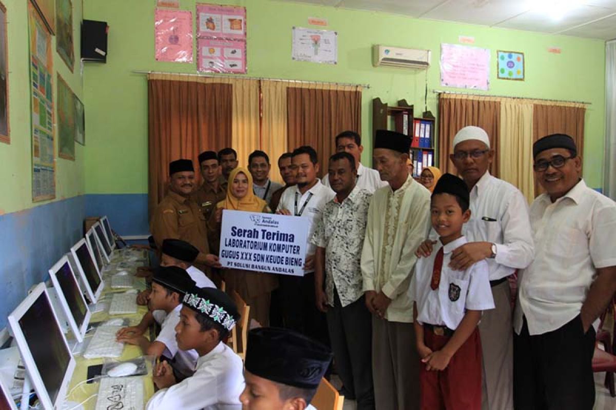 PT SBA serahkan bantuan laboratorium komputer