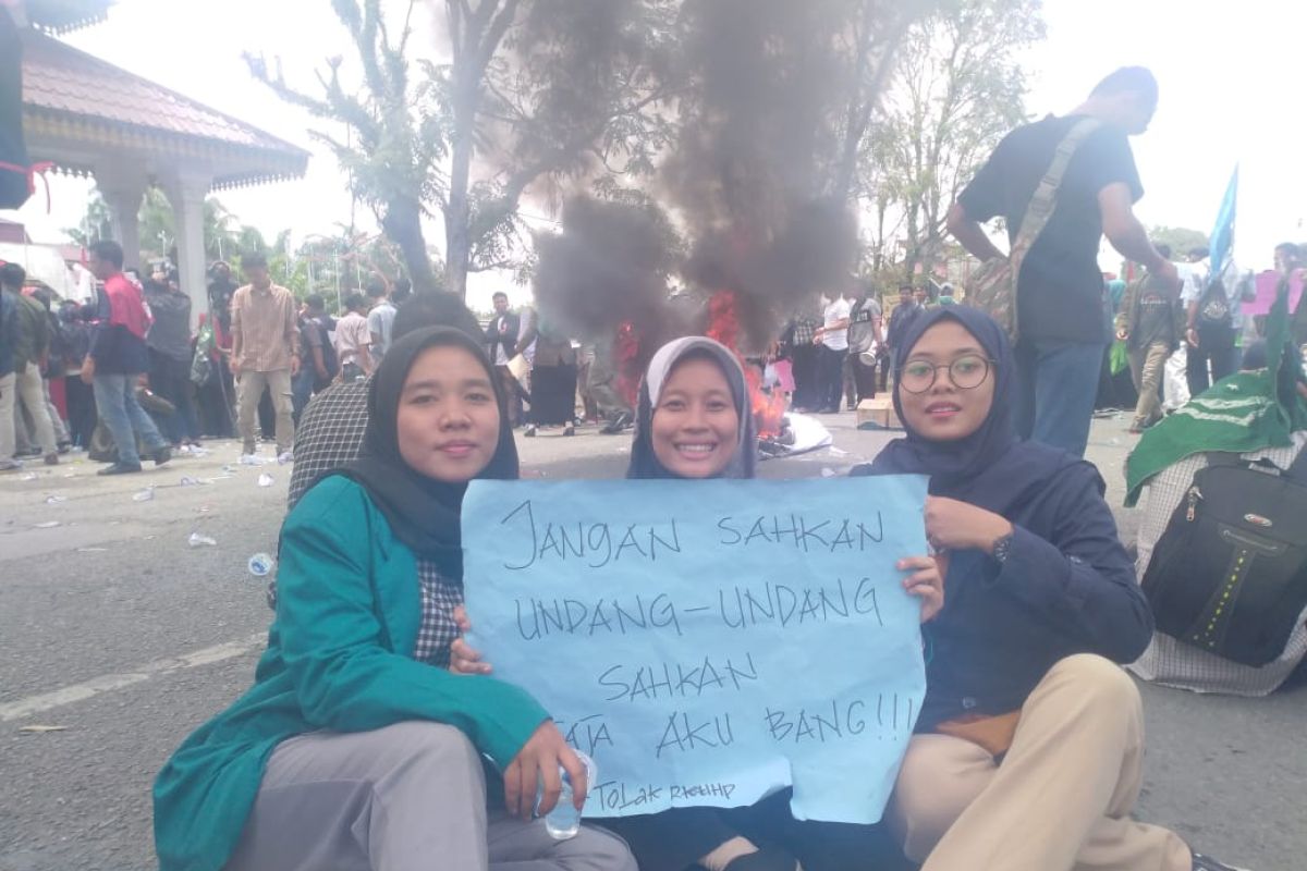 Unjuk rasa ricuh di DPRD Labuhanbatu, seorang mahasiswa terkena pukulan di wajah