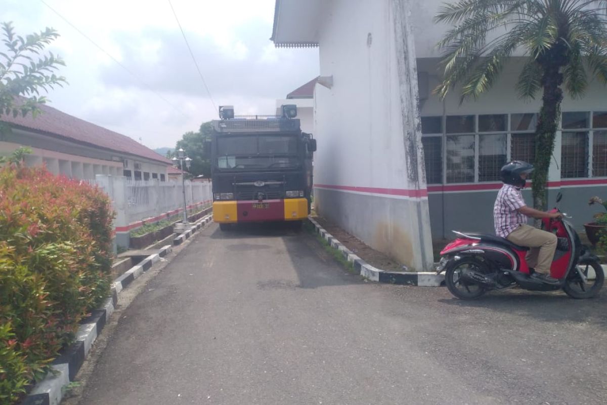 Polisi siagakan kendaraan water canon dan Damkar di DPRD Labuhanbatu