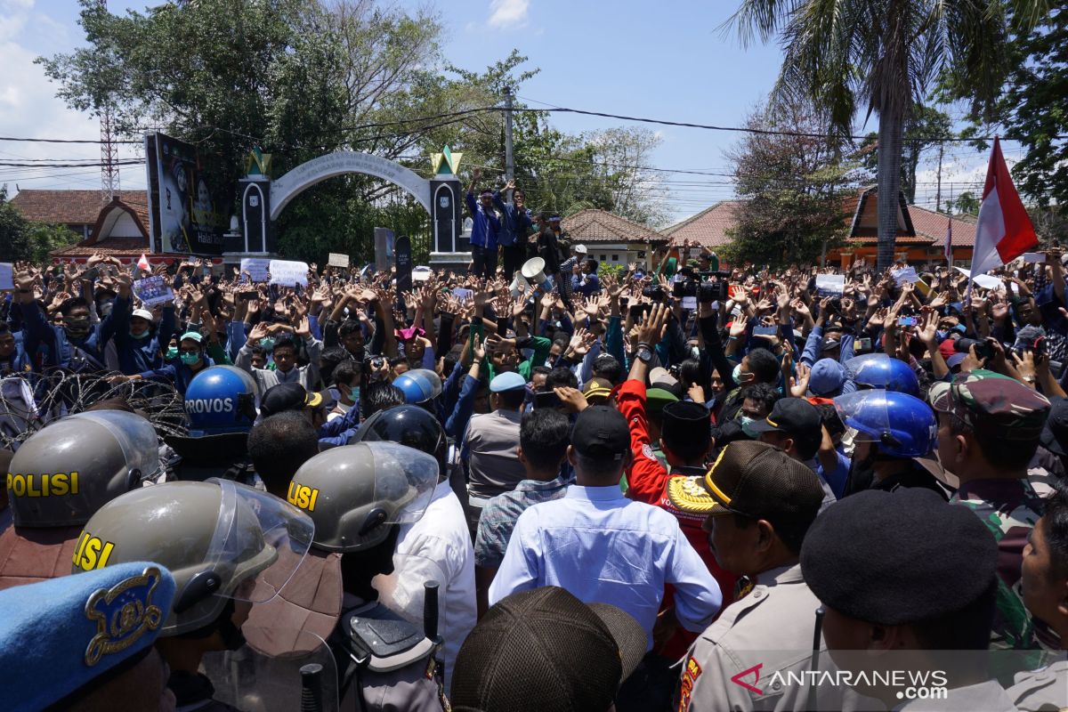 Mahasiswa-rakyat unjuk rasa depan DPRD NTB