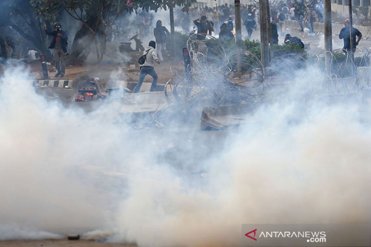 Demo DPR, polisi mulai tembak gas air mata di Jalan Gatot Subroto