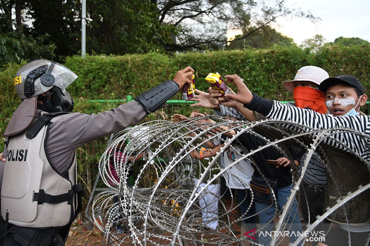 Demo DPR, Polisi bagikan minuman pada pedemo