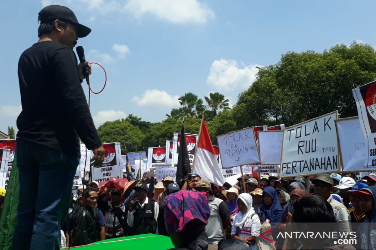 Peringati Hari Tani Nasional, petani Jember turun jalan tolak RUU Pertanahan