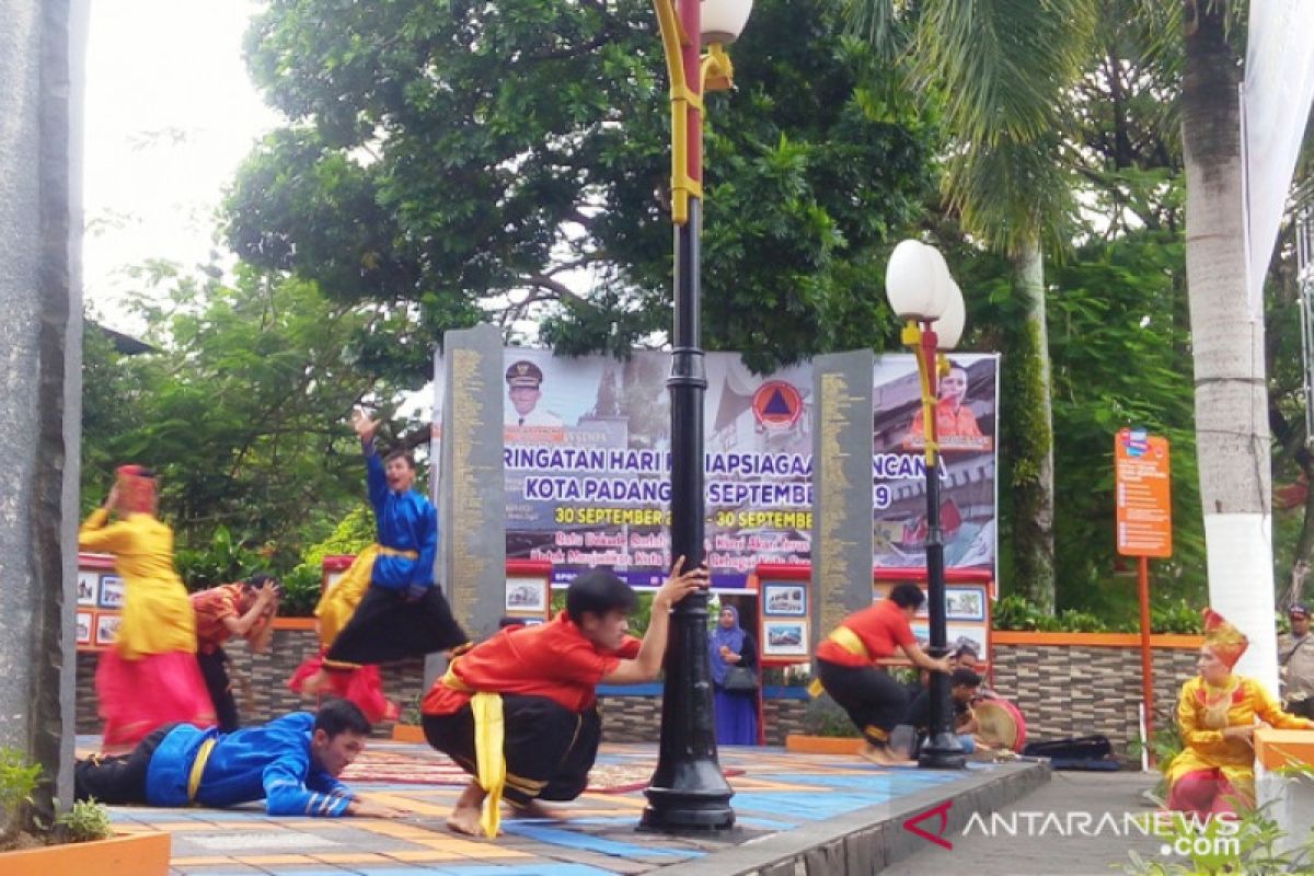 Peringatan Satu Dekade Gempa Sumbar, teatrikal mahasiswa UNP memukau pengunjung