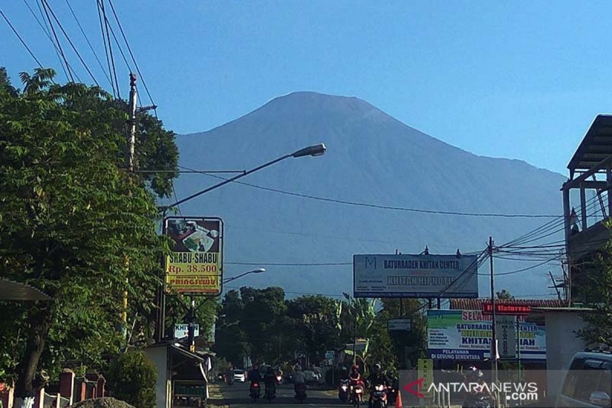 Kegempaan fluktuatif, Gunung Slamet saat ini masih berstatus waspada