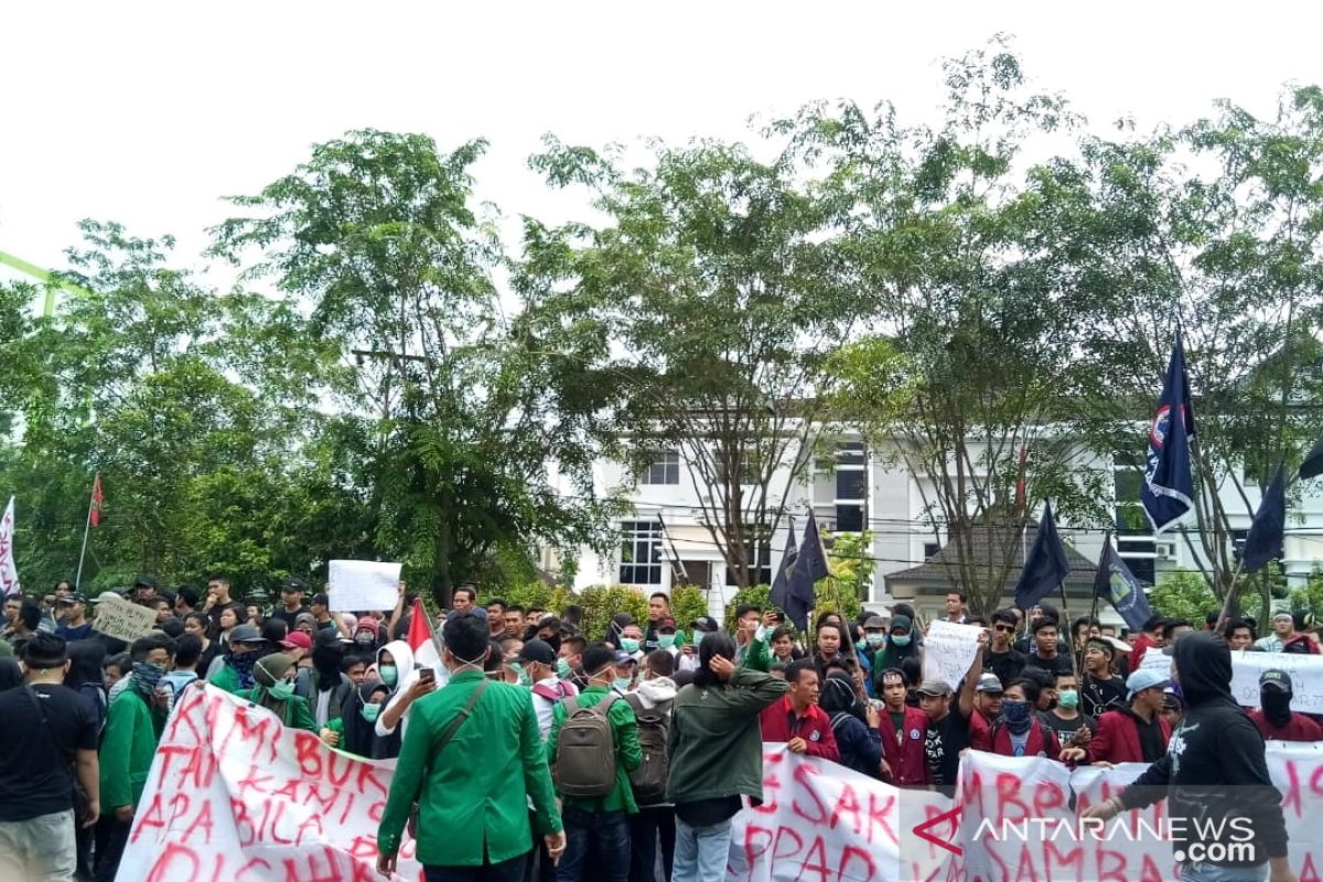 Mahasiswa gelar aksi saat pelantikan DPRD Kalbar