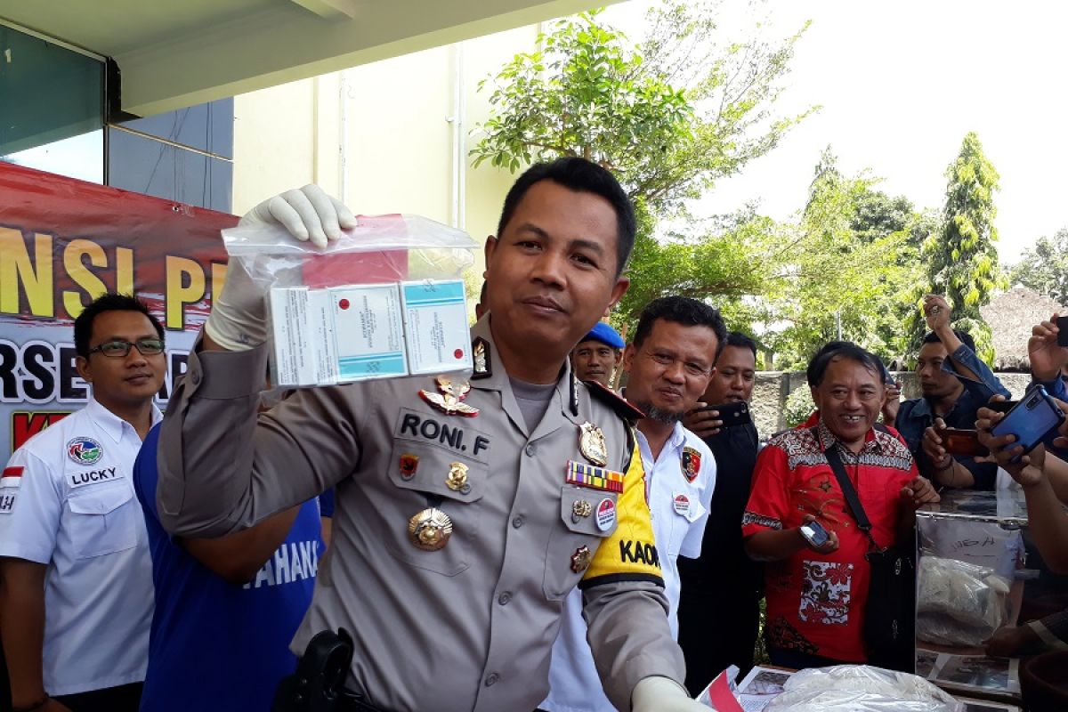 Polisi Kediri bongkar industri rumahan produksi pil 