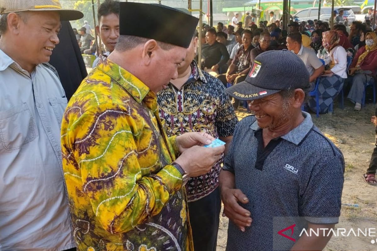 Bupati serahkan bantuan untuk masyarakat Pulau Laut Timur